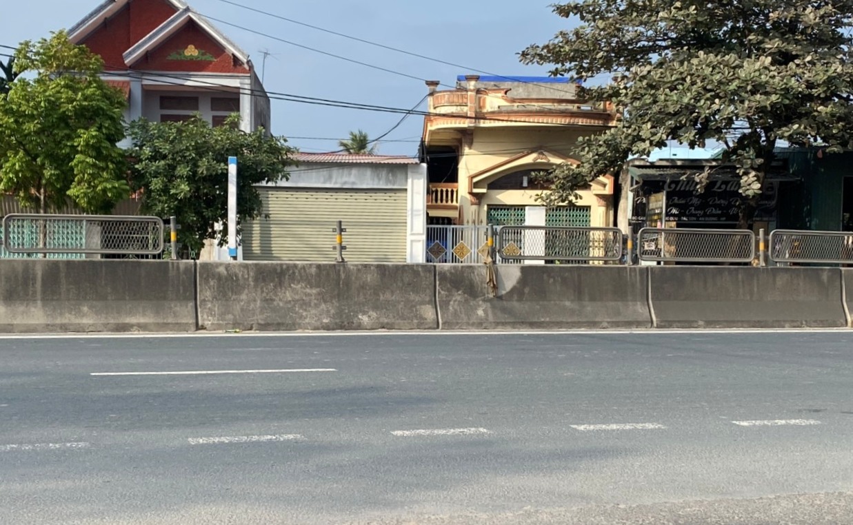 Tiềm ẩn nguy cơ mất ATGT do mất   các tấm lưới chống lóa trên Quốc lộ 10